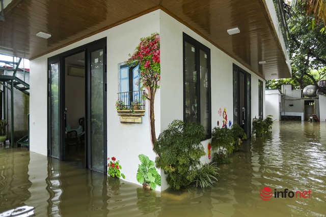 Nước sông lên cao, hàng chục nhà dân ngoại ô Hà Nội chìm trong biển nước - Ảnh 3.