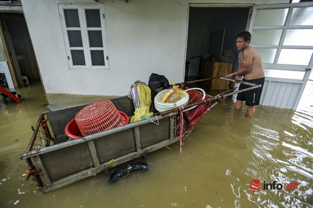 Nước sông lên cao, hàng chục nhà dân ngoại ô Hà Nội chìm trong biển nước - Ảnh 5.