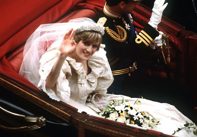 Vương miện cưới ‘vô giá’ của Công nương Diana lần đầu tiên được trưng bày sau nhiều thập kỷ - Ảnh 1.