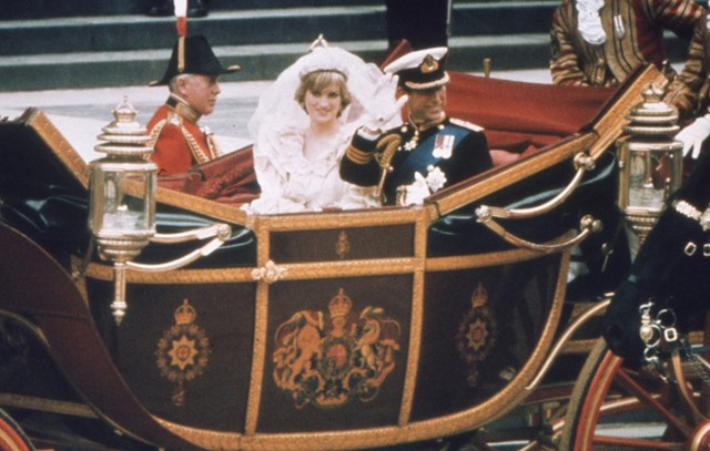 Vương miện cưới ‘vô giá’ của Công nương Diana lần đầu tiên được trưng bày sau nhiều thập kỷ - Ảnh 2.