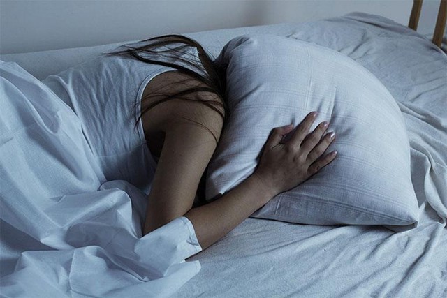 4 thói quen trước khi đi ngủ khiến gan kiệt quệ, dễ mời ung thư đến nhà: Thay đổi lối sống ngay kẻo ân hận cũng không kịp - Ảnh 3.