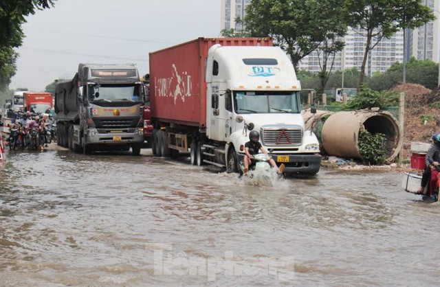 Hà Nội: Đường ngập, trạm bơm tiêu úng 4.700 tỷ đồng tê liệt - Ảnh 1.