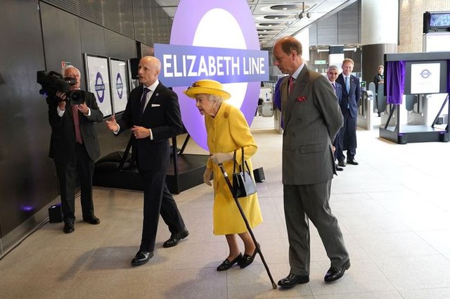 Người dân London đón mừng khai trương siêu đường sắt mang tên Nữ hoàng Anh, lý do gì khiến ai cũng háo hức không thôi? - Ảnh 2.