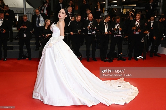 Hương Giang đụng ý tưởng với Thiên thần Victorias Secret tại Cannes - Ảnh 1.