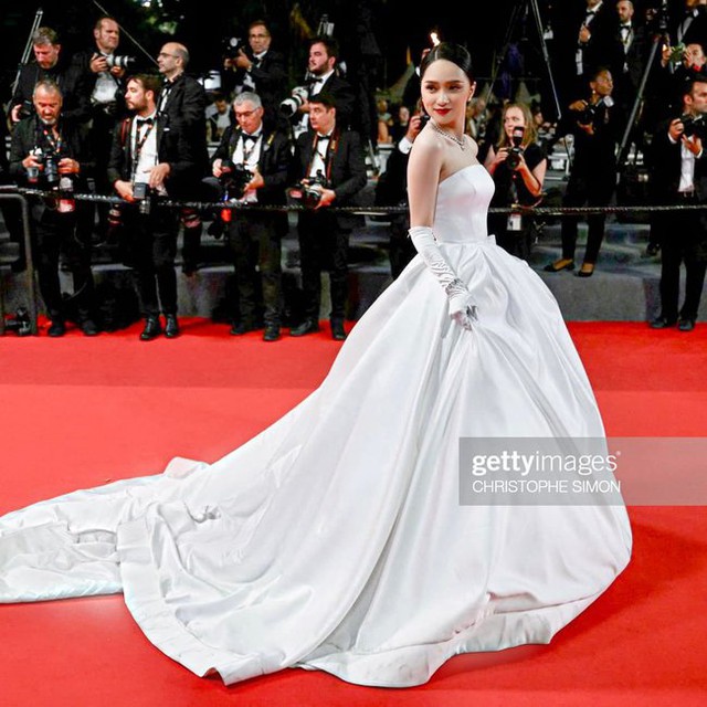 Hương Giang đụng ý tưởng với Thiên thần Victorias Secret tại Cannes - Ảnh 2.