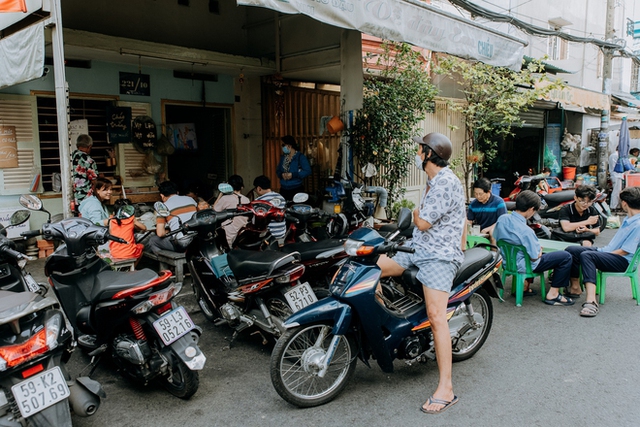  Quán cháo trắng hơn 10 năm chỉ bán giá 1.000 đồng của đôi vợ chồng già ở Sài Gòn: Bán rẻ cho người ta ăn no là được rồi - Ảnh 5.