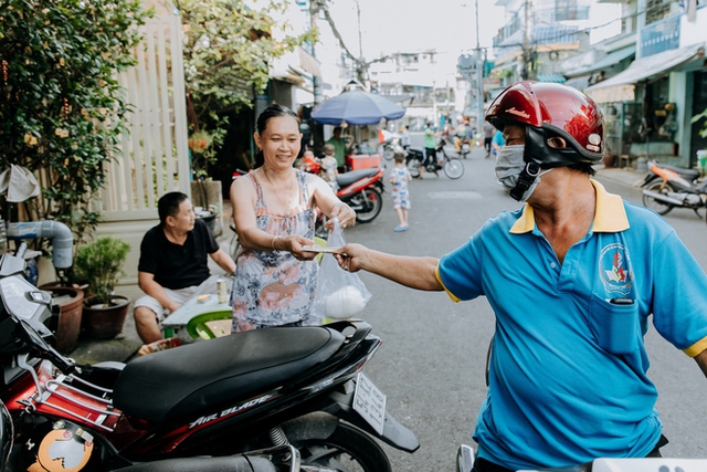  Quán cháo trắng hơn 10 năm chỉ bán giá 1.000 đồng của đôi vợ chồng già ở Sài Gòn: Bán rẻ cho người ta ăn no là được rồi - Ảnh 7.