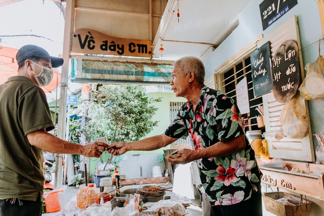  Quán cháo trắng hơn 10 năm chỉ bán giá 1.000 đồng của đôi vợ chồng già ở Sài Gòn: Bán rẻ cho người ta ăn no là được rồi - Ảnh 9.