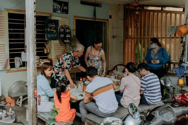  Quán cháo trắng hơn 10 năm chỉ bán giá 1.000 đồng của đôi vợ chồng già ở Sài Gòn: Bán rẻ cho người ta ăn no là được rồi - Ảnh 10.