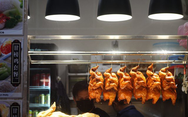 Chuyện con gà của Malaysia: Cấm xuất khẩu để chống lạm phát, nhưng giá tăng lại không phải do thiếu cung