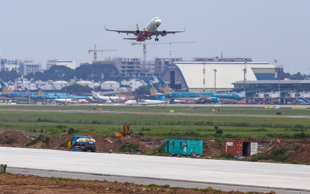Dự án đường cất hạ cánh sân bay Tân Sơn Nhất là 1 trong 9 dự án có tiến độ giải ngân vốn đầu tư công bị chậm tính đến 25/5. Ảnh minh họa.
