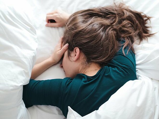 5 thói quen khi ngủ khiến bạn già nhanh rõ rệt chỉ sau 1 đêm - Ảnh 2.
