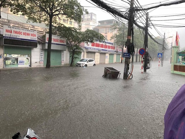  Hà Nội mưa lớn hơn 1 tiếng, đường phố ngập trong biển nước, giao thông ùn tắc kéo dài - Ảnh 1.
