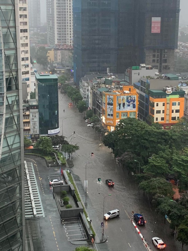  Hà Nội mưa lớn hơn 1 tiếng, đường phố ngập trong biển nước, giao thông ùn tắc kéo dài - Ảnh 12.