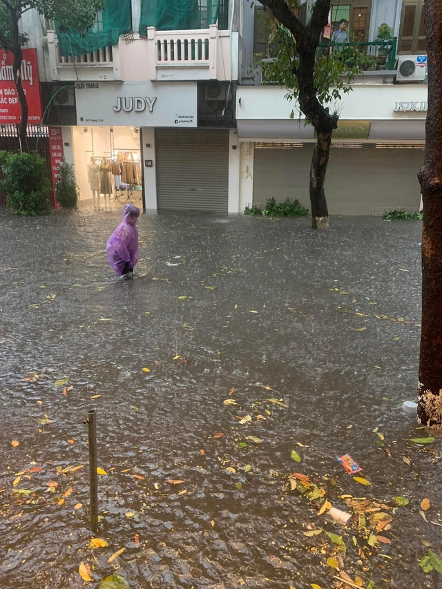  Hà Nội mưa lớn hơn 1 tiếng, đường phố ngập trong biển nước, giao thông ùn tắc kéo dài - Ảnh 13.