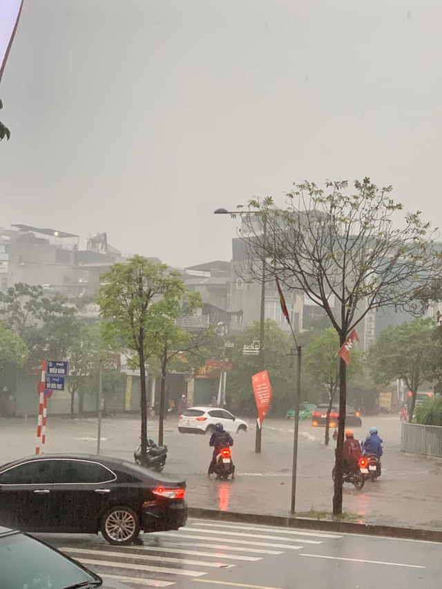  Hà Nội mưa lớn hơn 1 tiếng, đường phố ngập trong biển nước, giao thông ùn tắc kéo dài - Ảnh 5.