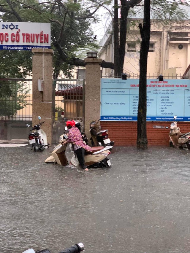  Hà Nội mưa lớn hơn 1 tiếng, đường phố ngập trong biển nước, giao thông ùn tắc kéo dài - Ảnh 6.