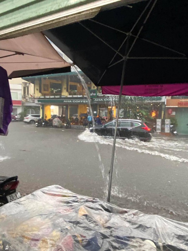  Hà Nội mưa lớn hơn 1 tiếng, đường phố ngập trong biển nước, giao thông ùn tắc kéo dài - Ảnh 7.