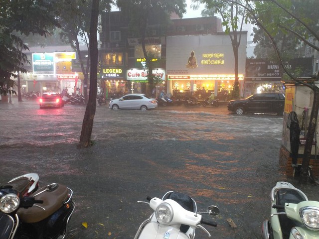  Hà Nội mưa lớn hơn 1 tiếng, đường phố ngập trong biển nước, giao thông ùn tắc kéo dài - Ảnh 8.