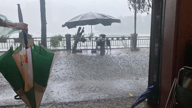  Hà Nội mưa lớn hơn 1 tiếng, đường phố ngập trong biển nước, giao thông ùn tắc kéo dài - Ảnh 9.