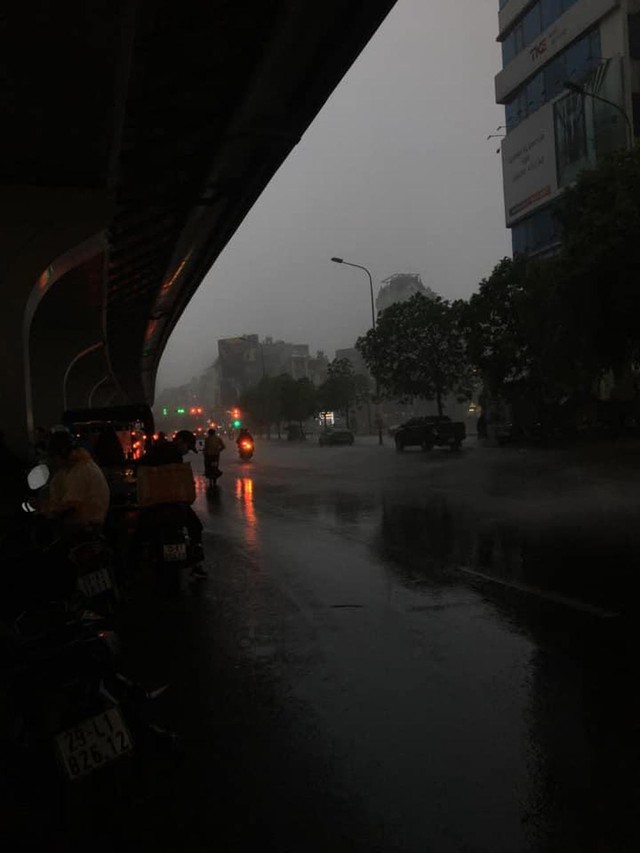  Hà Nội mưa lớn hơn 1 tiếng, đường phố ngập trong biển nước, giao thông ùn tắc kéo dài - Ảnh 10.