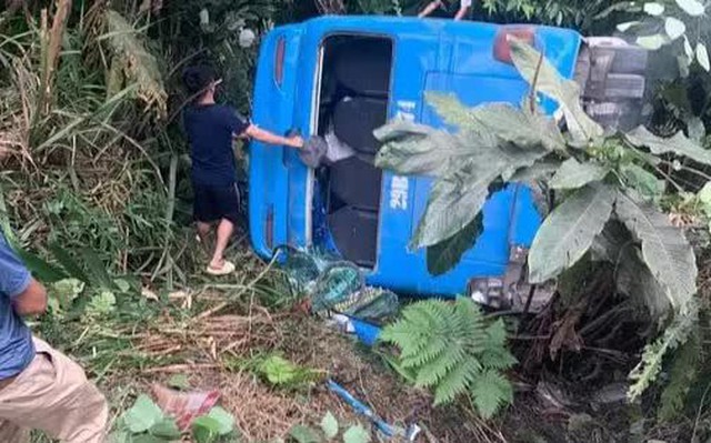 Xe khách chở 30 người bất ngờ lao xuống taluy âm ở Tam Đảo