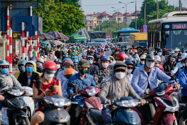 Người dân ùn ùn quay trở lại Hà Nội dù chưa kết thúc kỳ nghỉ lễ vì nỗi sợ tắc đường, giao thông khu vực cửa ngõ ùn ứ - Ảnh 1.