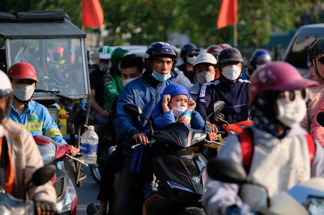 Người dân ùn ùn quay trở lại Hà Nội dù chưa kết thúc kỳ nghỉ lễ vì nỗi sợ tắc đường, giao thông khu vực cửa ngõ ùn ứ - Ảnh 12.