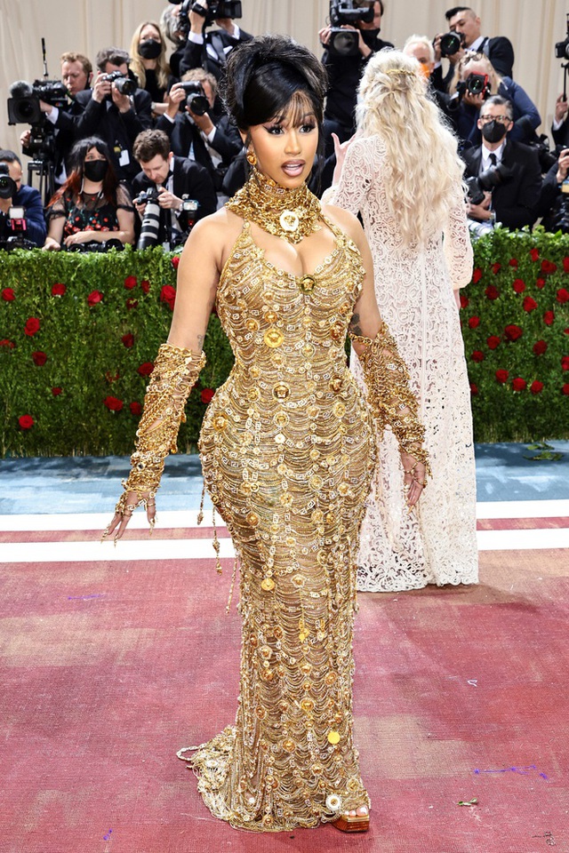 Thảm đỏ Met Gala 2022: Kim Kardashian mượn váy 5 triệu đô của Marilyn Monroe, Kendall khoe lông mày tàng hình, Kylie gây thất vọng  - Ảnh 13.