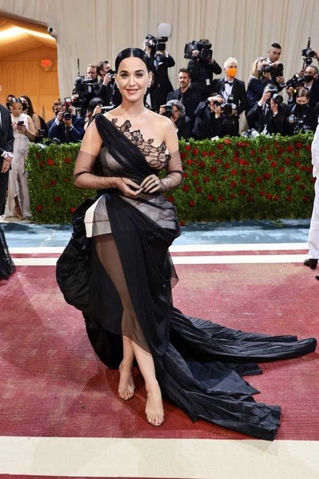 Thảm đỏ Met Gala 2022: Kim Kardashian mượn váy 5 triệu đô của Marilyn Monroe, Kendall khoe lông mày tàng hình, Kylie gây thất vọng  - Ảnh 15.