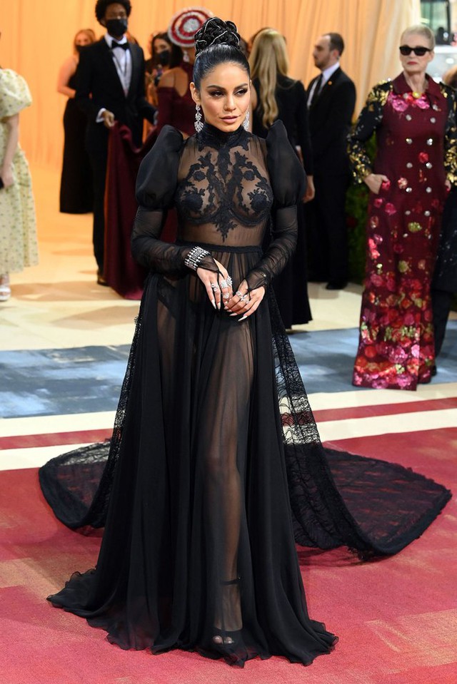 Thảm đỏ Met Gala 2022: Kim Kardashian mượn váy 5 triệu đô của Marilyn Monroe, Kendall khoe lông mày tàng hình, Kylie gây thất vọng  - Ảnh 18.