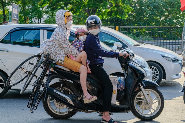 Người dân ùn ùn quay trở lại Hà Nội dù chưa kết thúc kỳ nghỉ lễ vì nỗi sợ tắc đường, giao thông khu vực cửa ngõ ùn ứ - Ảnh 3.