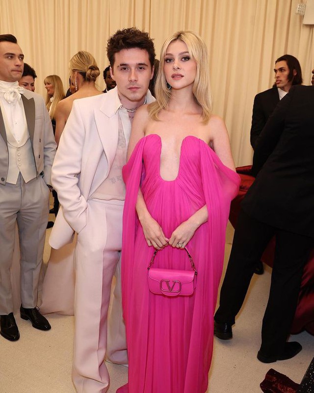 Thảm đỏ Met Gala 2022: Kim Kardashian mượn váy 5 triệu đô của Marilyn Monroe, Kendall khoe lông mày tàng hình, Kylie gây thất vọng  - Ảnh 25.