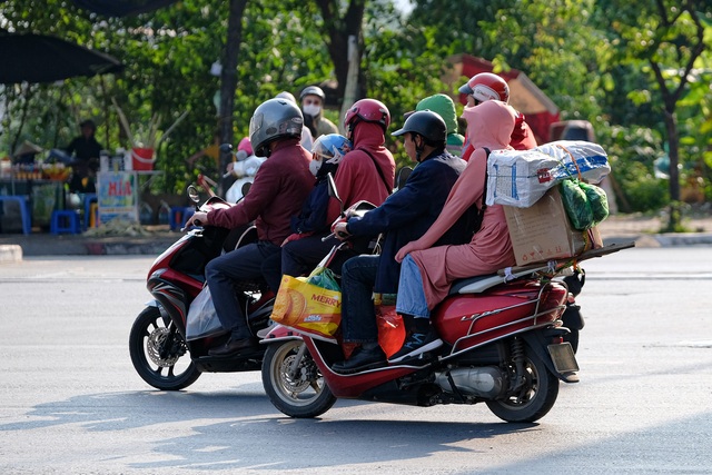 Người dân ùn ùn quay trở lại Hà Nội dù chưa kết thúc kỳ nghỉ lễ vì nỗi sợ tắc đường, giao thông khu vực cửa ngõ ùn ứ - Ảnh 4.