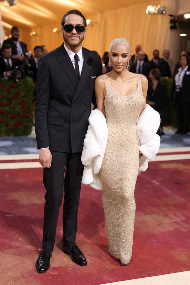 Thảm đỏ Met Gala 2022: Kim Kardashian mượn váy 5 triệu đô của Marilyn Monroe, Kendall khoe lông mày tàng hình, Kylie gây thất vọng  - Ảnh 4.