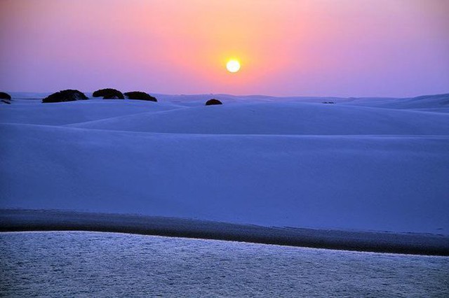 Kỳ ảo sa mạc đầy nước màu xanh ngọc bích như ở hành tinh khác: Không bão cát, nắng nóng mà chỉ có hồ nước đầy cá - Ảnh 4.