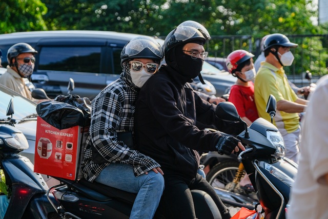 Người dân ùn ùn quay trở lại Hà Nội dù chưa kết thúc kỳ nghỉ lễ vì nỗi sợ tắc đường, giao thông khu vực cửa ngõ ùn ứ - Ảnh 5.