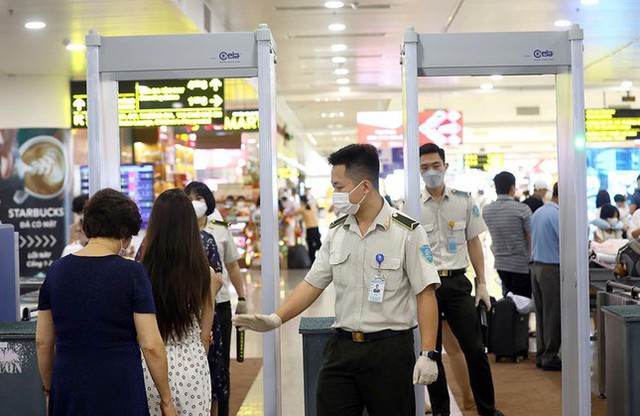  Ngày cuối nghỉ lễ, sân bay Nội Bài và Tân Sơn Nhất đông kín khách  - Ảnh 6.