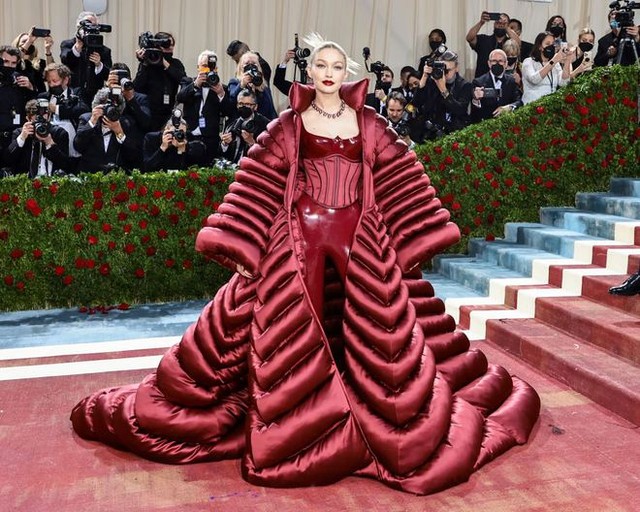 Thảm đỏ Met Gala 2022: Kim Kardashian mượn váy 5 triệu đô của Marilyn Monroe, Kendall khoe lông mày tàng hình, Kylie gây thất vọng  - Ảnh 7.