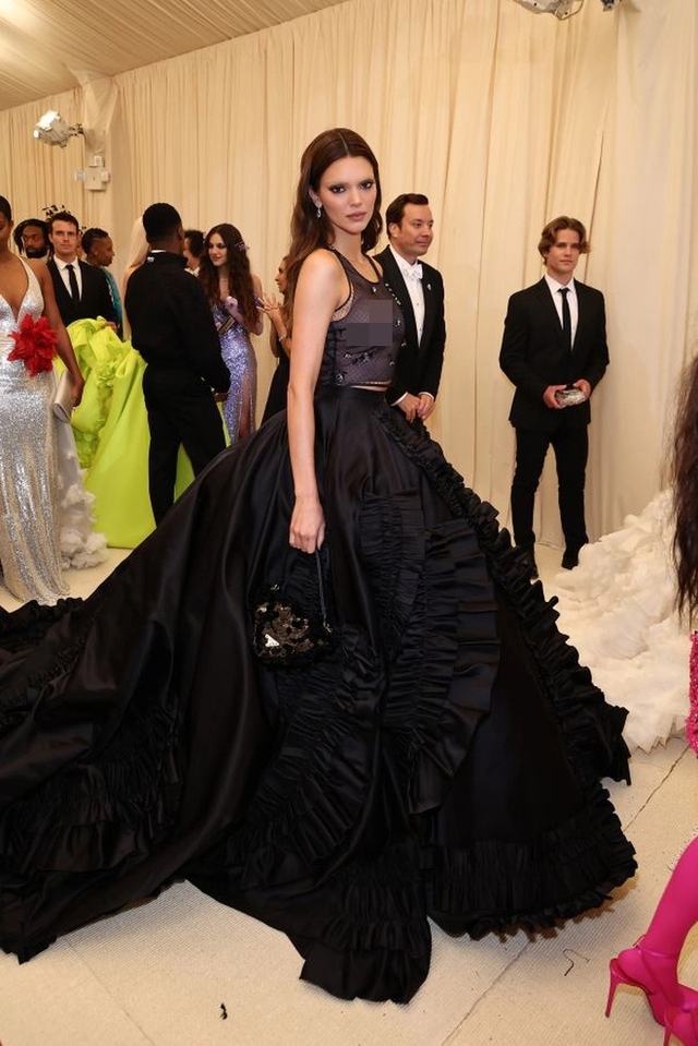 Thảm đỏ Met Gala 2022: Kim Kardashian mượn váy 5 triệu đô của Marilyn Monroe, Kendall khoe lông mày tàng hình, Kylie gây thất vọng  - Ảnh 8.