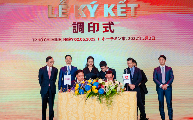 Bà Trương Huệ Vân, Tổng giám đốc Tập đoàn Vạn Thịnh Phát và các đại diện khác chứng kiến lễ ký kết hợp tác chiến lược giữa Sunny World và Daiwa House (Nhật Bản).