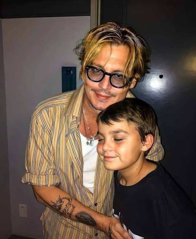 Few people know that besides his talented and rich daughter, Johnny Depp also has a son: Quiet, simple, and introverted, completely different from his sister - Photo 1.