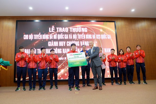 Đội tuyển bóng đá nữ Việt Nam tiếp nhận phần thưởng 3 tỷ đồng từ FE Credit - Ảnh 2.