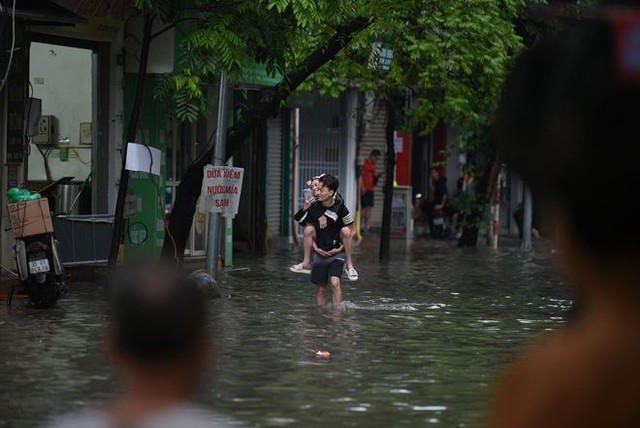  Ảnh, clip: Mưa lớn khiến nước ngập vào nhà dân ở Hà Nội, nhiều đồ đạc trong nhà hư hỏng nặng - Ảnh 3.