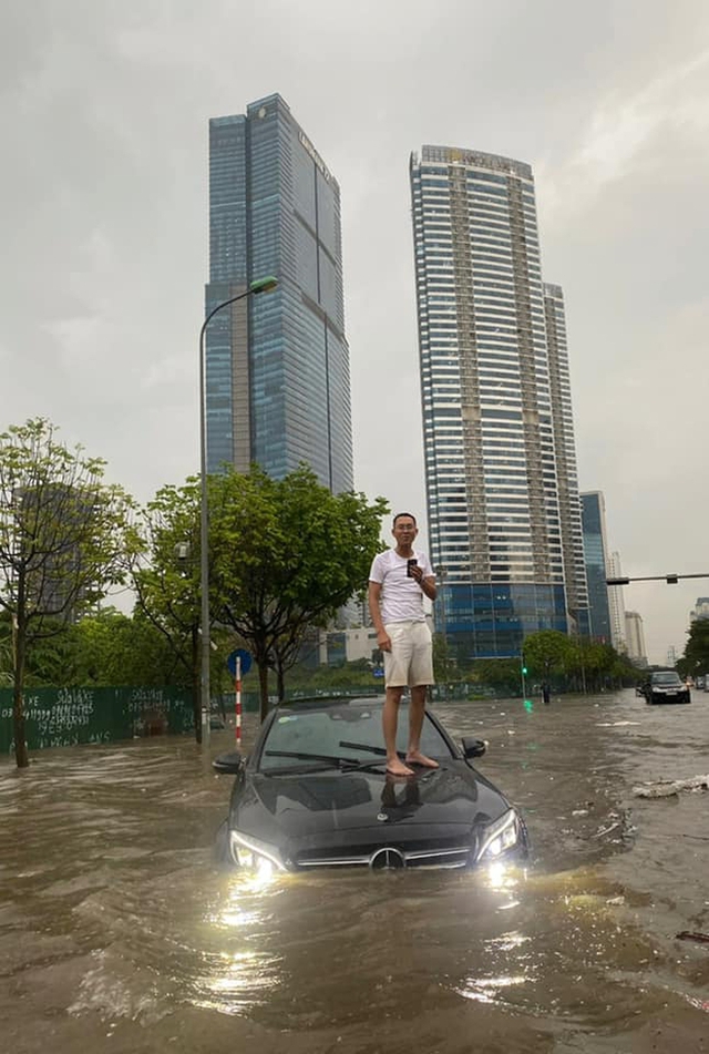 Người đứng trên nắp ca-pô Mercedes ngập nước tại Hà Nội hot nhất MXH: Đó là một kỷ niệm đẹp - Ảnh 1.