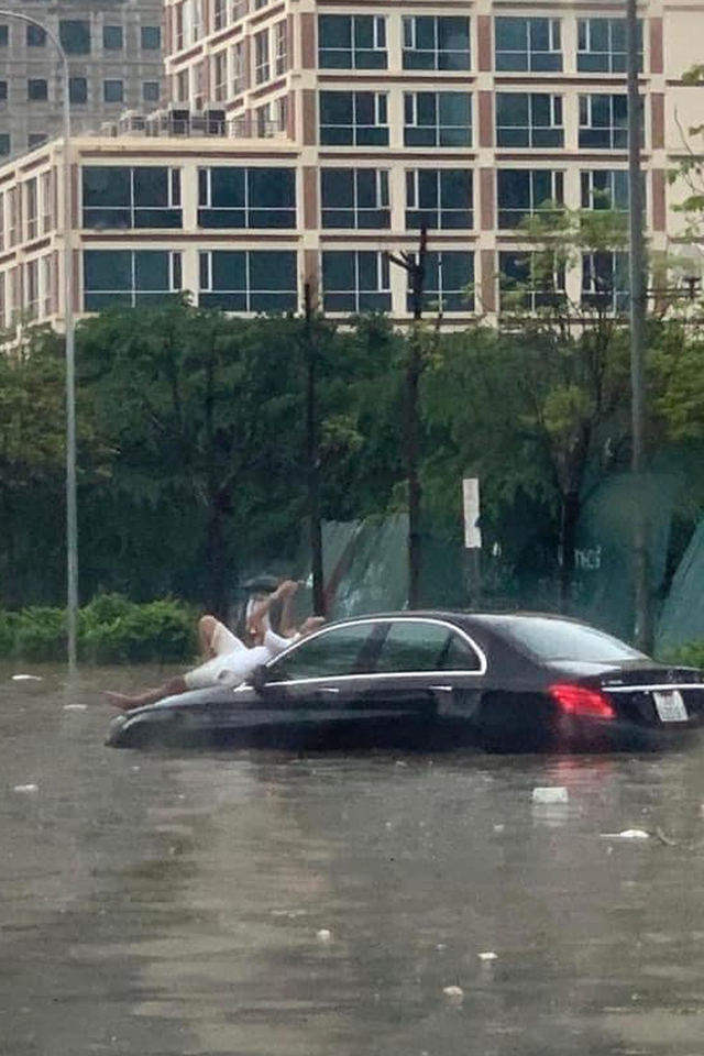 Người đứng trên nắp ca-pô Mercedes ngập nước tại Hà Nội hot nhất MXH: Đó là một kỷ niệm đẹp - Ảnh 2.