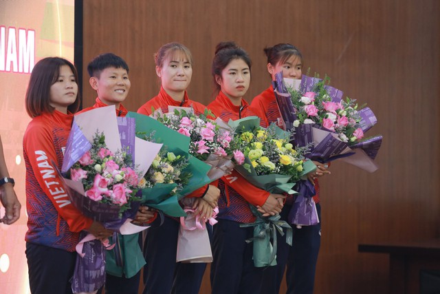 Hot girl Hoàng Thị Loan xuất hiện chiếm spotlight trong buổi lễ trao thưởng Đội tuyển nữ Việt Nam và Đội tuyển U23 Việt Nam - Ảnh 2.
