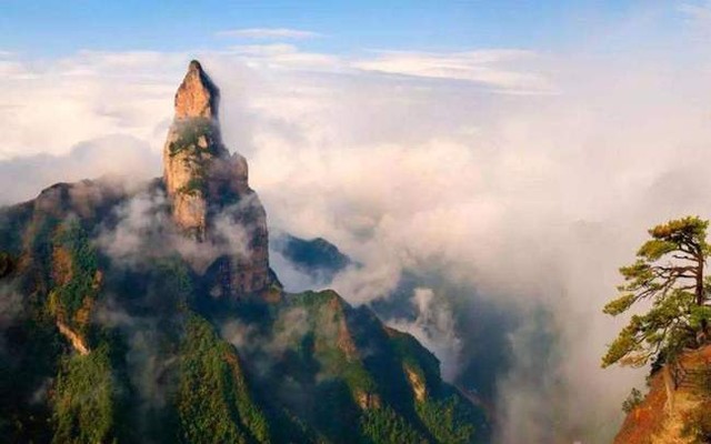 Núi đá thiêng liêng nhất Trung Quốc: Cao gần 1.000m có hình dáng Phật Bà chắp tay, cảnh tượng sau cơn mưa mới thật sự ngỡ ngàng - Ảnh 2.