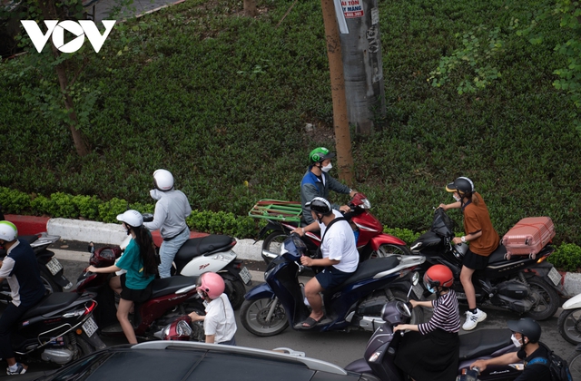 Giao thông Hà Nội tiếp tục tắc nghẽn kéo dài trong ngày đầu tuần - Ảnh 11.