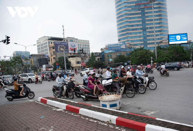 Giao thông Hà Nội tiếp tục tắc nghẽn kéo dài trong ngày đầu tuần - Ảnh 12.